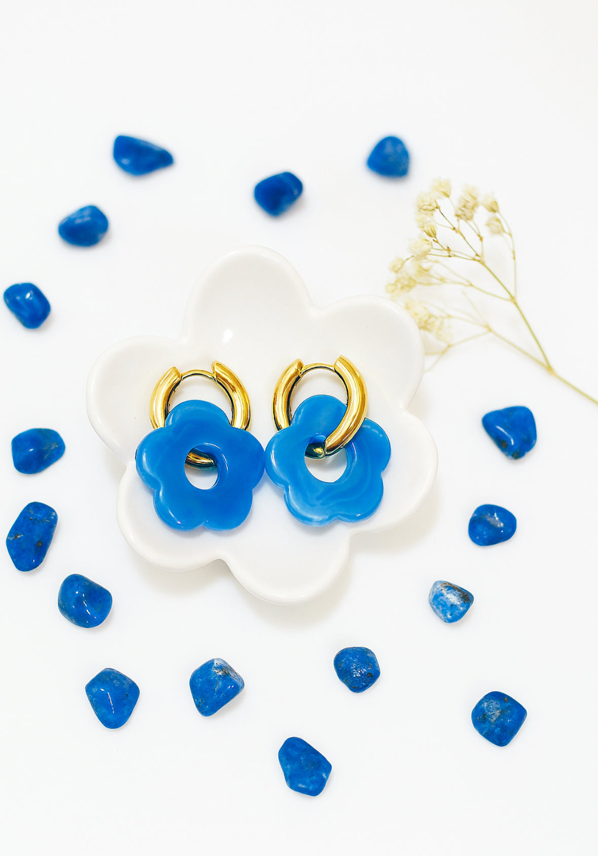 Ella Azul Clara oorbellen met acryl bloemen