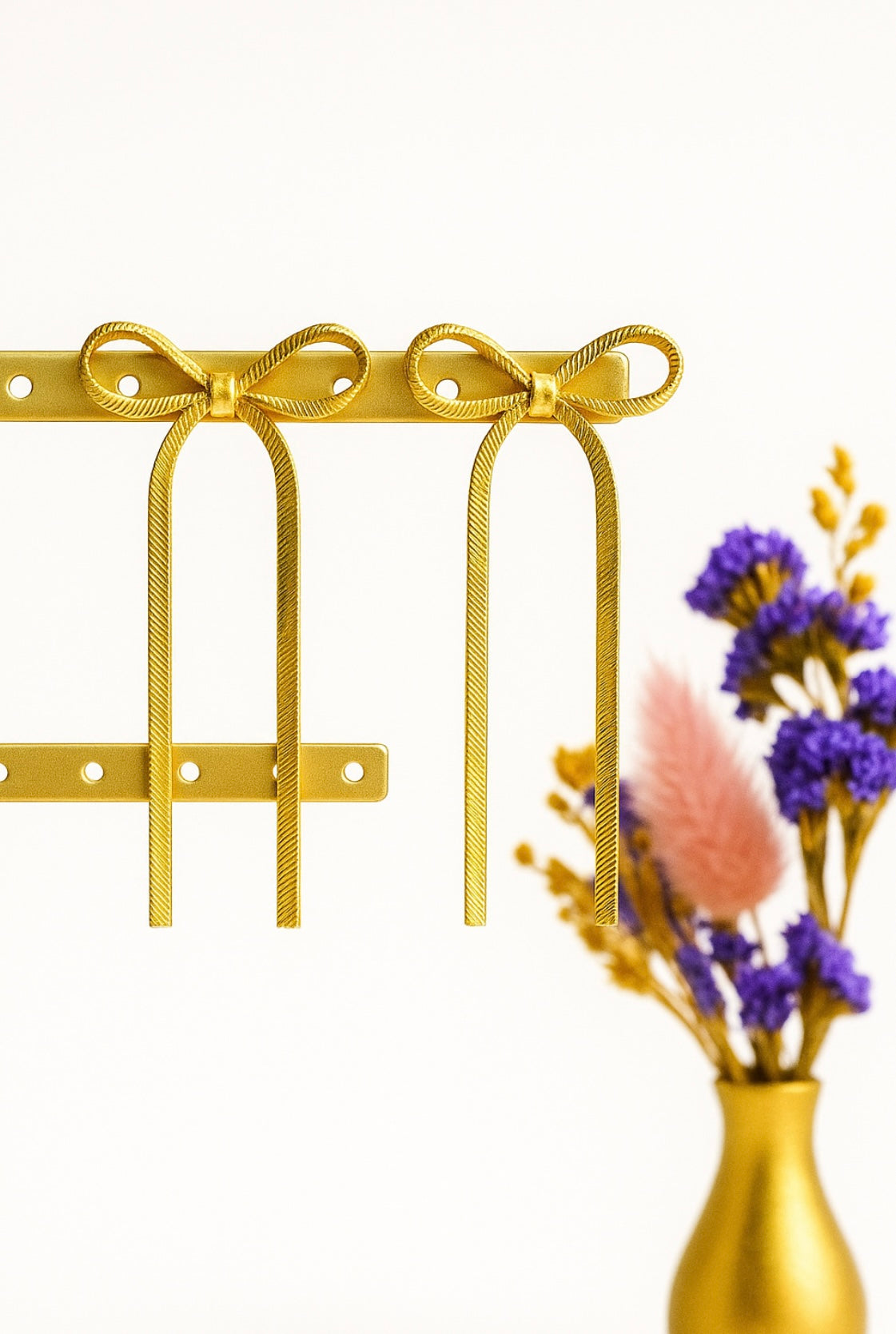 Strikje met koordjes oorhangers goud