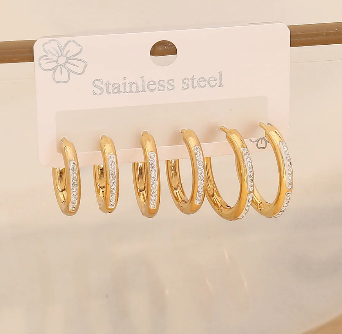 Set van drie oorringen met steentjes goud