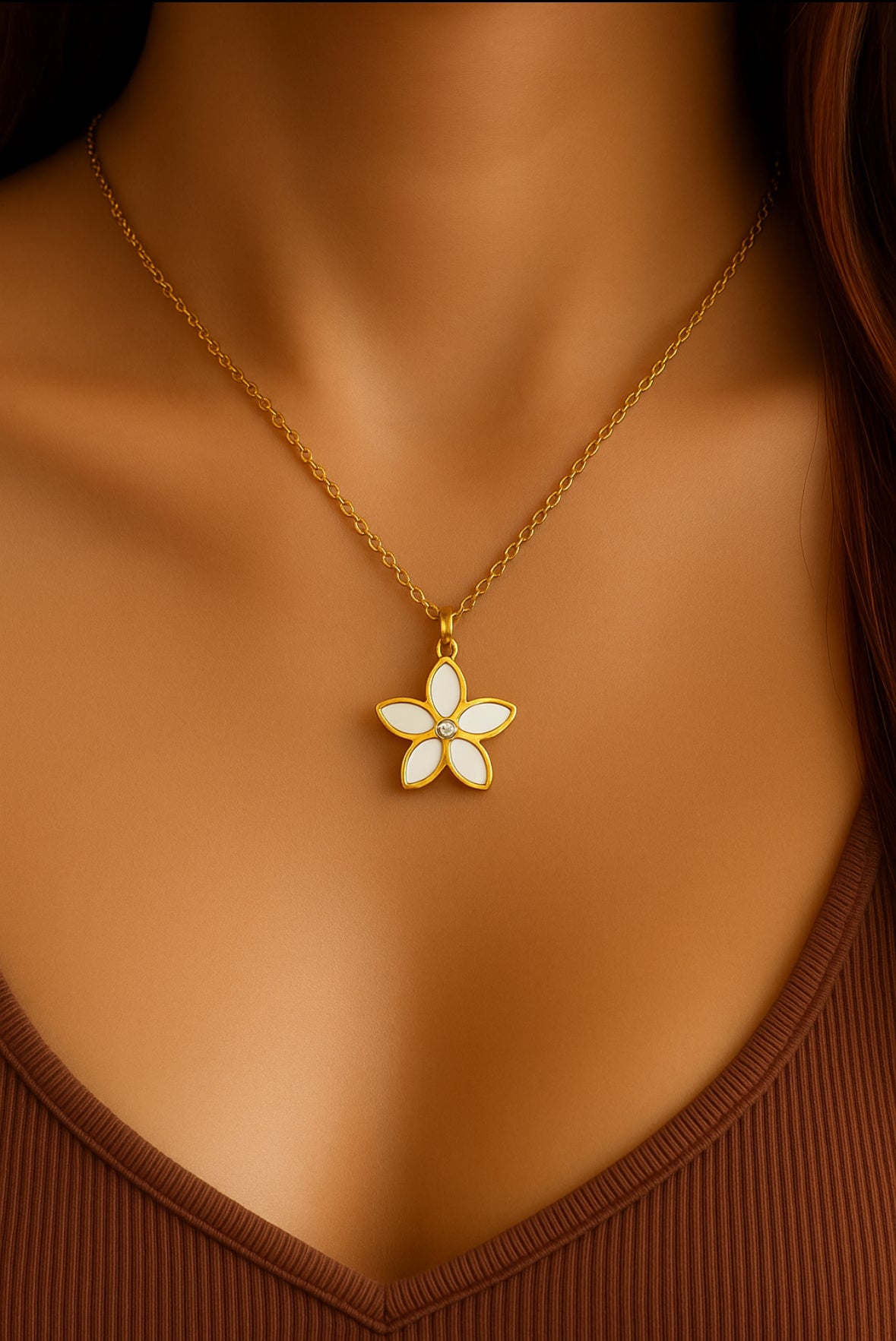 Ketting met witte bloemetje bedel