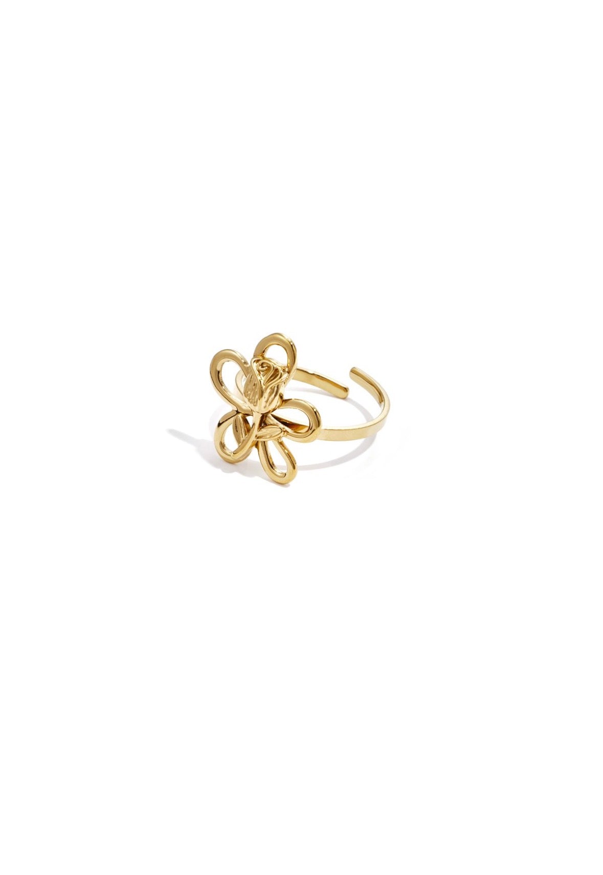 Ring met roos op bloem