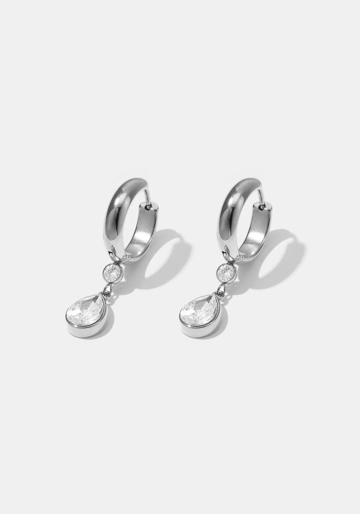 Oorbellen met hanger in ovale vorm en zirkonia steentjes zilver