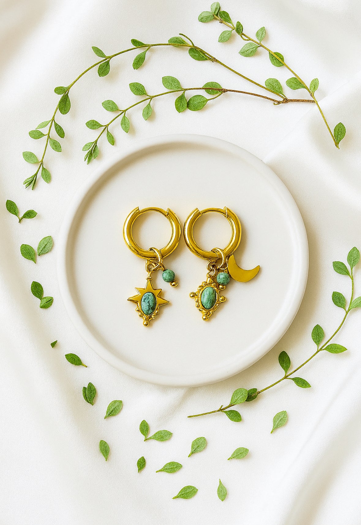 Lucie oorhangers met maan en bedel