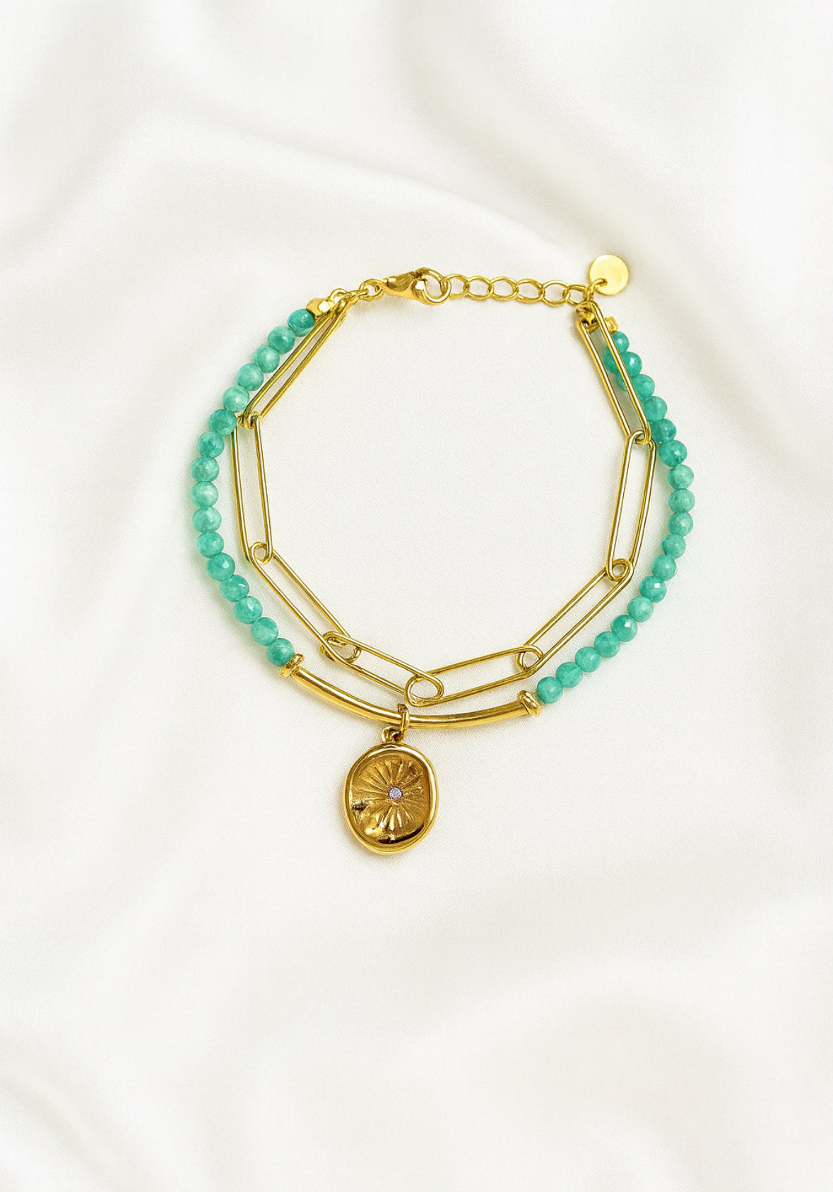 Dubbel armband met licht groene kralen en bedel