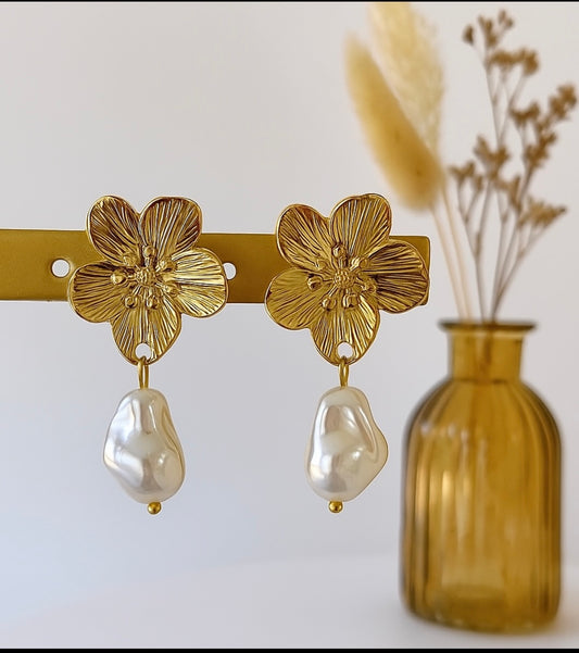Gold Flower met parel oorhangers
