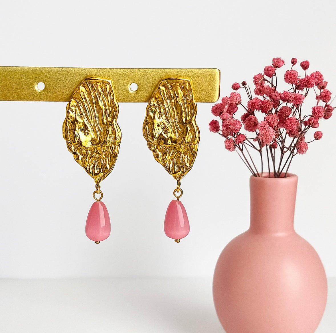 Vliender Vleugels met roze kralen oorhangers