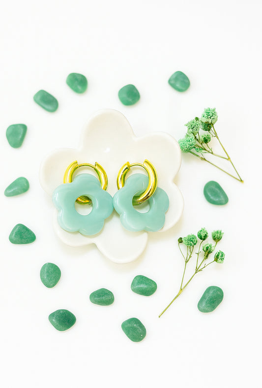 Ella Menta Verde oorbellen met acryl bloemen