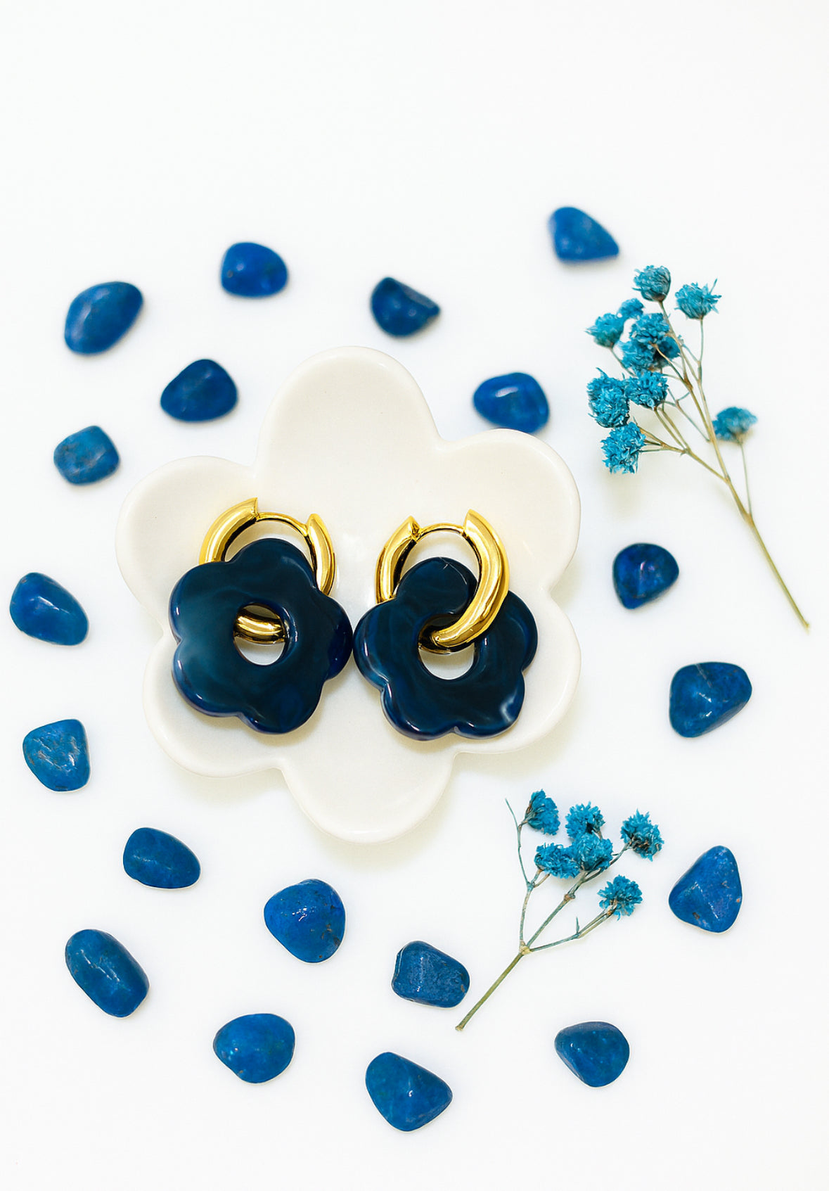 Ella Azul oorbellen met acryl bloemen