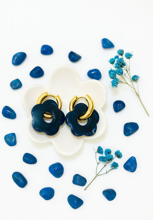 Ella Azul oorbellen met acryl bloemen