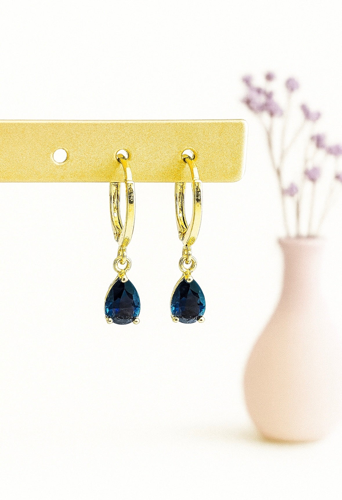 Lena Roxo oorhangers met zirconia steentje