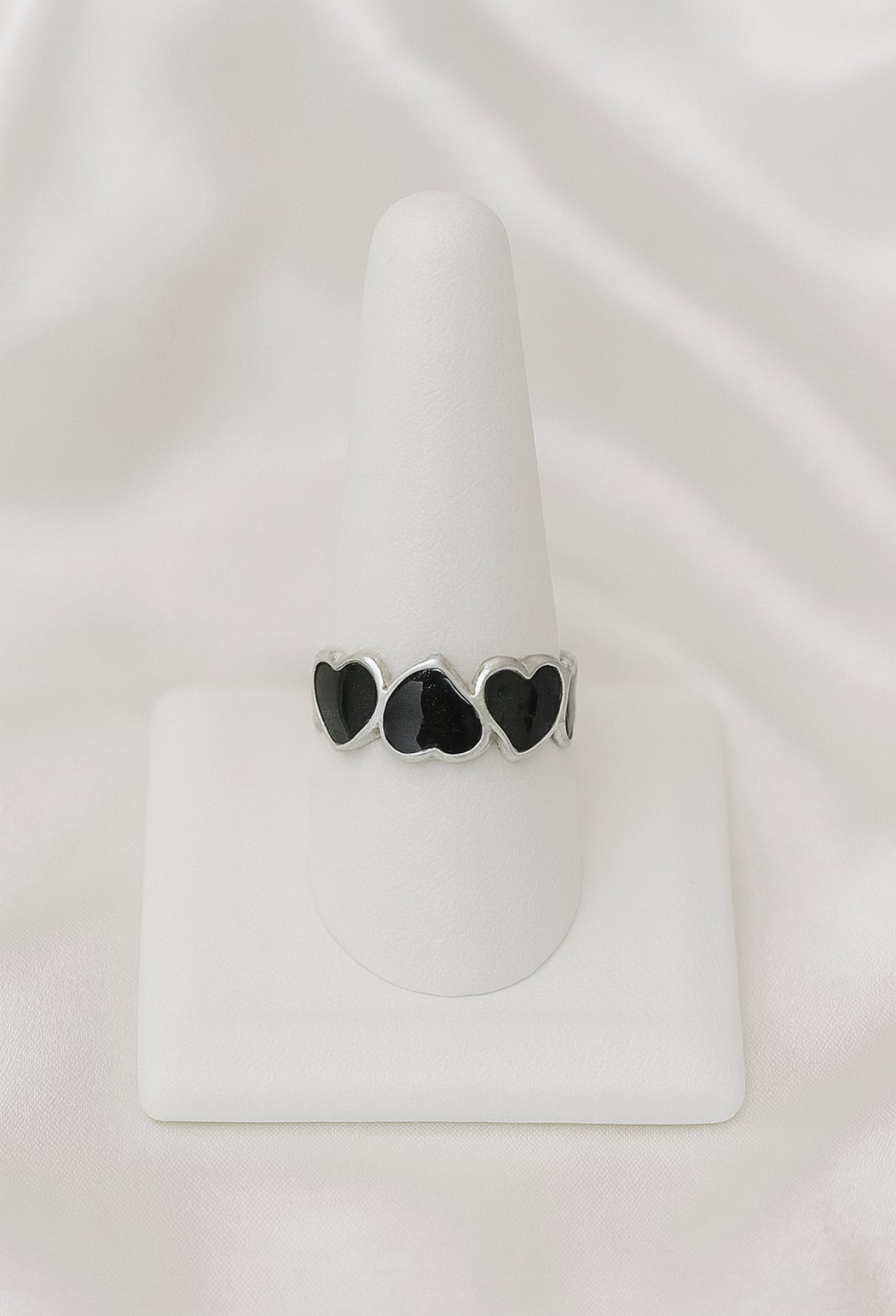 Open ring zwart/zilver hartjes