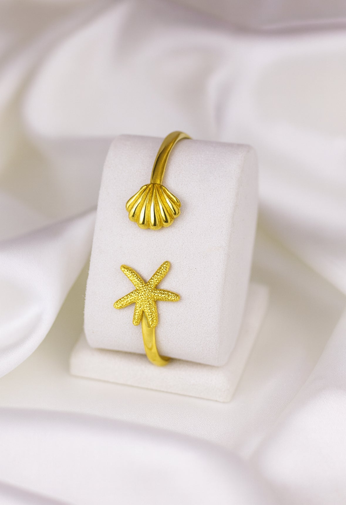 Open armband zeester/schelp goud