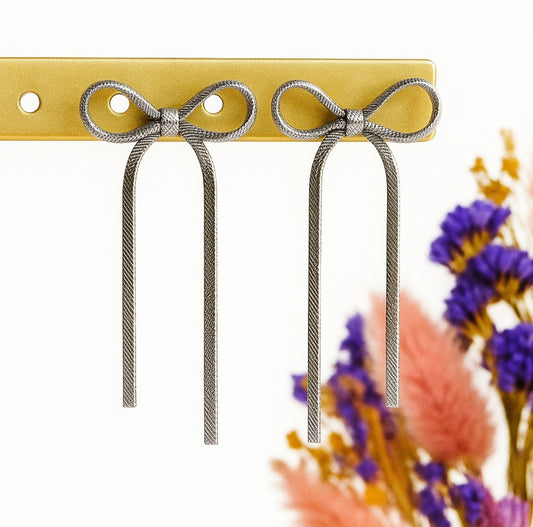 Strikjes met koordjes oorhangers zilver