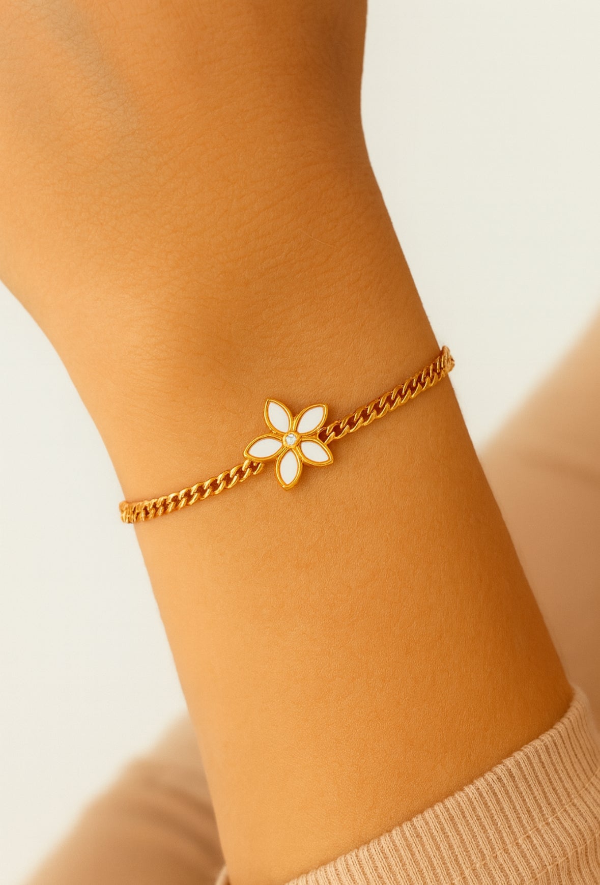 Armband met witte bloemetje