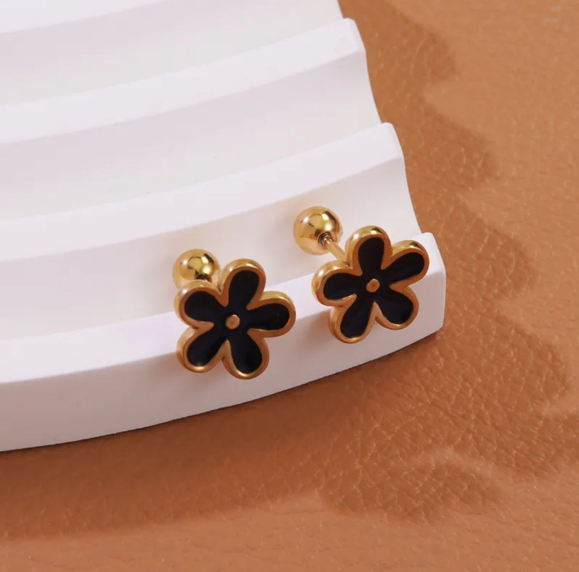 Minimalistische bloem zwart studs
