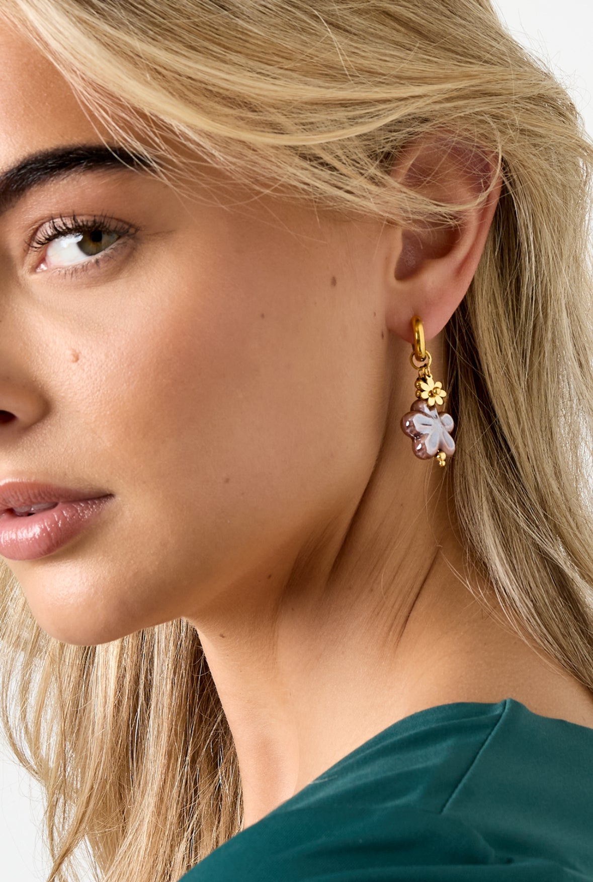 Oorbellen met kralen en paarse keramische bloem