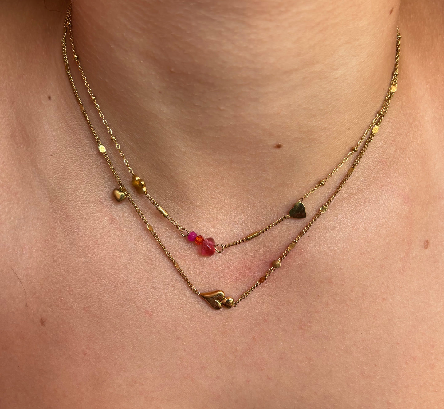 Dubbele ketting met kralen, hartjes en bloemetjes