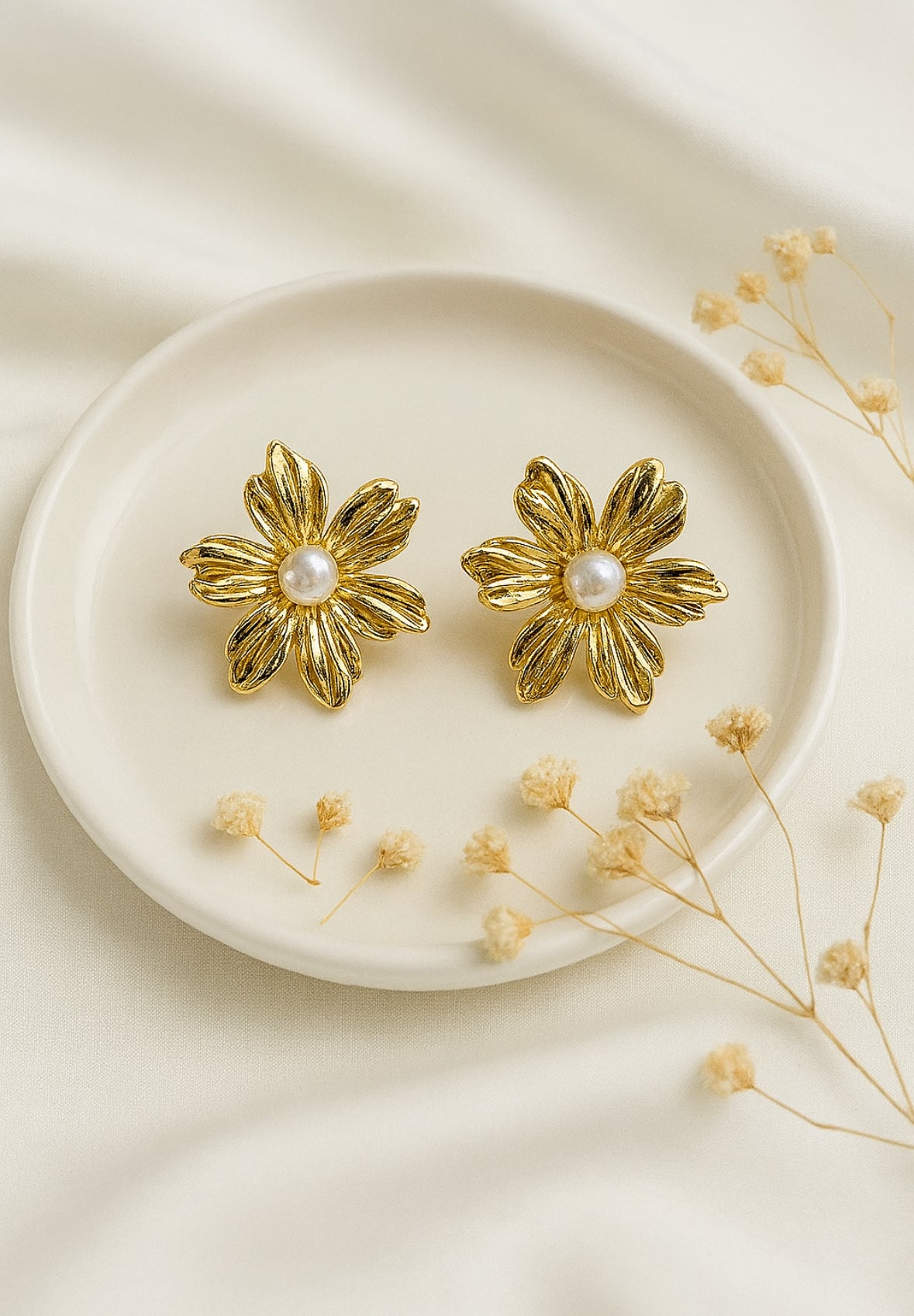 Clara bloemen oorbellen met parel klein