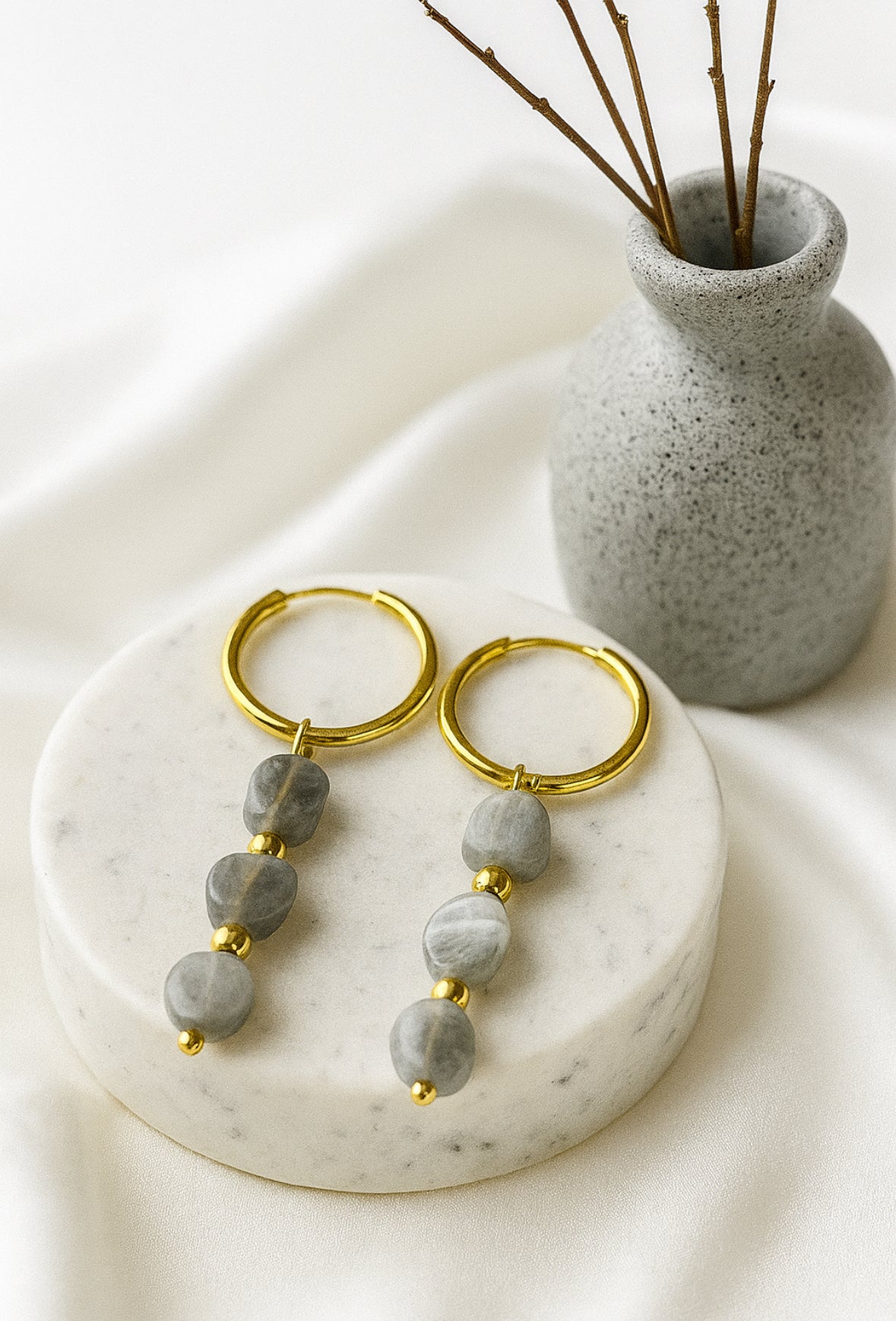 Zuzy oorhangers met labradoriet grijs