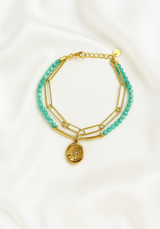 Dubbel armband met licht groene kralen en bedel