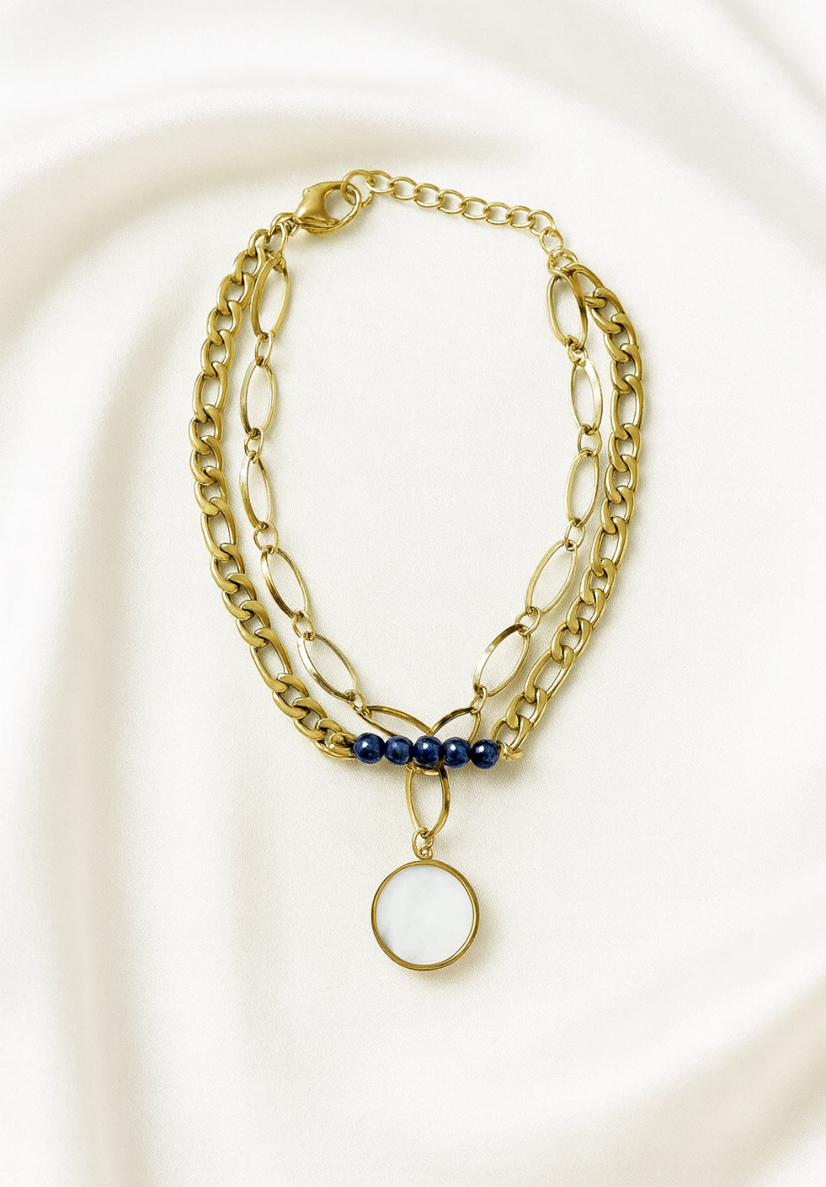 Dubbel armband blauwe kralen en een witte bedel